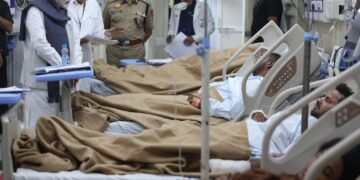 ଭୁଟାନରୁ ଫେରି ସିଧା ହସପିଟାଲରେ ଆହତଙ୍କୁ ଭେଟିଲେ ପ୍ରଧାନମନ୍ତ୍ରୀ, ଡାକ୍ତରଙ୍କୁ ପଚାରିବୁଝିଲେ ସ୍ଥିତି