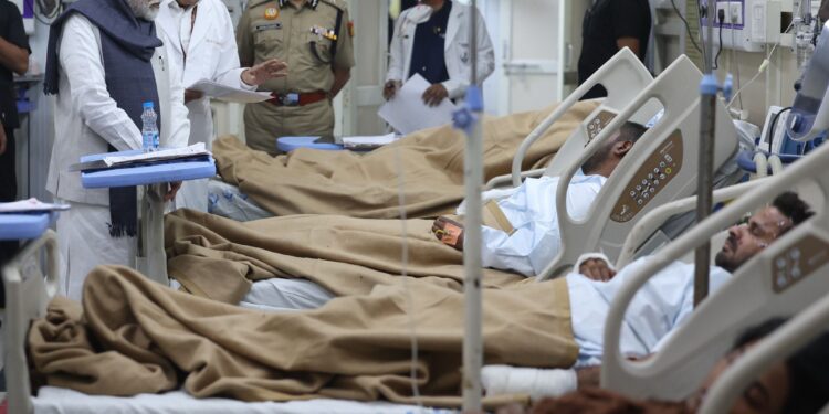 ଭୁଟାନରୁ ଫେରି ସିଧା ହସପିଟାଲରେ ଆହତଙ୍କୁ ଭେଟିଲେ ପ୍ରଧାନମନ୍ତ୍ରୀ, ଡାକ୍ତରଙ୍କୁ ପଚାରିବୁଝିଲେ ସ୍ଥିତି