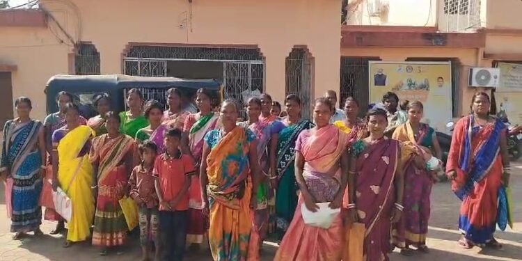 ଭୂମିହୀନ ପଟ୍ଟାରୁ ବଞ୍ଚିତ ହେବାରୁ ଜିଲ୍ଲାପାଳଙ୍କ ଦ୍ବାରସ୍ଥ ହେଲେ କରଞ୍ଜିଆ ହୁଡ଼ି ସାହି ବାସୀ