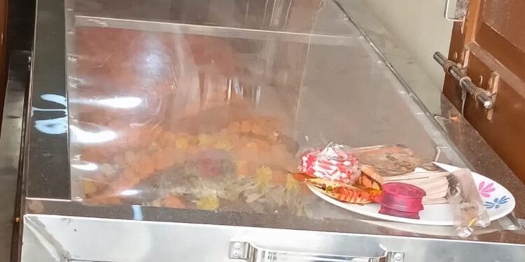 ଫ୍ରିଜରେ ରହିଛି ଶବ, ଗ୍ରାମରେ ଉତେଜନା