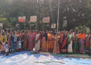 ରୋଜଗାର ଦାବିରେ ଗ୍ରାମବାସୀଙ୍କ କାଶିଆ ଜିନ୍ଦଲ ଖଣି ସମ୍ମୁଖରେ ଧାରଣା