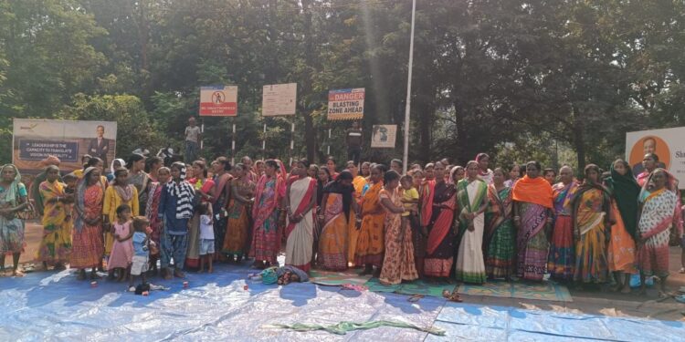 ରୋଜଗାର ଦାବିରେ ଗ୍ରାମବାସୀଙ୍କ କାଶିଆ ଜିନ୍ଦଲ ଖଣି ସମ୍ମୁଖରେ ଧାରଣା