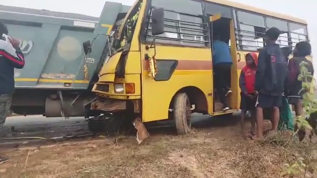 କଲେଜ ବସ୍ କୁ ଧକ୍କା ଦେଲା ହାଇୱା, ୫ ଛାତ୍ରଛାତ୍ରୀ ଆହତ