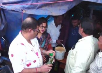 କଟକ ବାଲିଯାତ୍ରାରେ ବିଭିନ୍ନ ଷ୍ଟଲରେ ରେଡ୍, ଅପମିଶ୍ରିତ ଓ ବାସୀ ଖାଦ୍ୟ ଯାଞ୍ଚ କରୁଛି ଟିମ