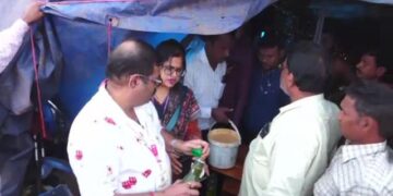 କଟକ ବାଲିଯାତ୍ରାରେ ବିଭିନ୍ନ ଷ୍ଟଲରେ ରେଡ୍, ଅପମିଶ୍ରିତ ଓ ବାସୀ ଖାଦ୍ୟ ଯାଞ୍ଚ କରୁଛି ଟିମ