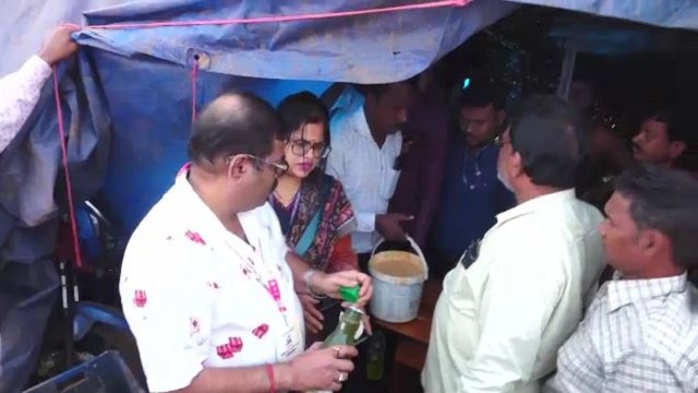 କଟକ ବାଲିଯାତ୍ରାରେ ବିଭିନ୍ନ ଷ୍ଟଲରେ ରେଡ୍, ଅପମିଶ୍ରିତ ଓ ବାସୀ ଖାଦ୍ୟ ଯାଞ୍ଚ କରୁଛି ଟିମ