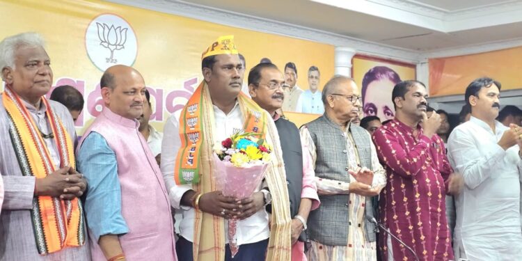 ତାଳଚେରରେ ବିଜେପିର ଅପରେସନ ଲୋଟସ; ପଦ୍ମ ଧରିଲେ ପୌରାଧ୍ୟକ୍ଷ ଓ ୧୩ କାଉନସିଲର