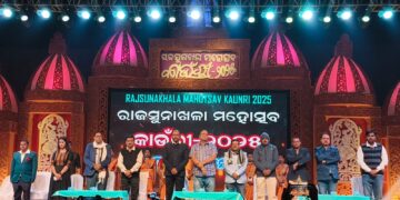 ରାଜସୁନାଖଳା ମହୋତ୍ସବ କାଉଁରୀ-୨୦୨୫ର ତୃତୀୟ ସନ୍ଧ୍ୟା; ଦର୍ଶକଙ୍କୁ ବିଭୋର କଲା ନେପାଳ ସିକିମର ମାରୁନି ନୃତ୍ୟ, ସନ୍ଧ୍ୟାରେ ଦର୍ଶକଙ୍କ ମନ ମୋହିଲେ ଆଞ୍ଚଳିକ ସ୍କୁଲ ପିଲାଙ୍କ ନୃତ୍ୟ