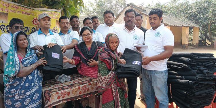 ଧରିତ୍ରୀ ମାତା ପାଇଁ ‘ରବିବାର’ କାର୍ଯ୍ୟକ୍ରମ : ବୃକ୍ଷରୋପଣ, ପରିବେଶ ସଚେତନତା ସହ ଅସହାୟଙ୍କୁ ଶୀତବସ୍ତ୍ର ବଣ୍ଟନ