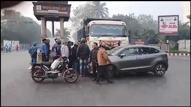 ରାଜଧାନୀରେ ହିଟ୍ ଆଣ୍ଡ ରନ୍ ମାମଲା, କାରକୁ ୨୦ମିଟର ଯାଏ ଘୋଷାଡ଼ି ନେଲା ହାଇୱା