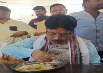 ଆହାର କେନ୍ଦ୍ର ପରିଦର୍ଶନ କଲେ ମନ୍ତ୍ରୀ ଡ଼ କୃଷ୍ଣଚନ୍ଦ୍ର ମହାପାତ୍ର, ନିମ୍ନମାନର ଖାଦ୍ୟ ଖାଇ ସଂସ୍ଥାକୁ କଲେ ନିଲମ୍ବିତ