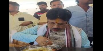 ଆହାର କେନ୍ଦ୍ର ପରିଦର୍ଶନ କଲେ ମନ୍ତ୍ରୀ ଡ଼ କୃଷ୍ଣଚନ୍ଦ୍ର ମହାପାତ୍ର, ନିମ୍ନମାନର ଖାଦ୍ୟ ଖାଇ ସଂସ୍ଥାକୁ କଲେ ନିଲମ୍ବିତ