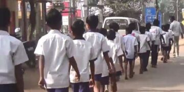 ଛାତ୍ରଛାତ୍ରୀଙ୍କ ନିଆରା ପ୍ରତିବାଦ, ୪ କିଲୋମିଟର ଚାଲି ଚାଲି ଗଲେ ଜିଲ୍ଲାପାଳଙ୍କ କାର୍ଯ୍ୟାଳୟ