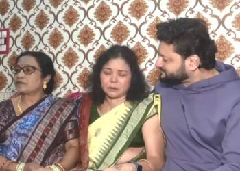 ହ୍ୟୁମାନ ସାଗରଙ୍କ ମାଆଙ୍କୁ ଭେଟିଲେ ଅନୁଭବ, କବରକୁ ଯାଇ ଦେଲେ ଶ୍ରଦ୍ଧାଞ୍ଜଳି