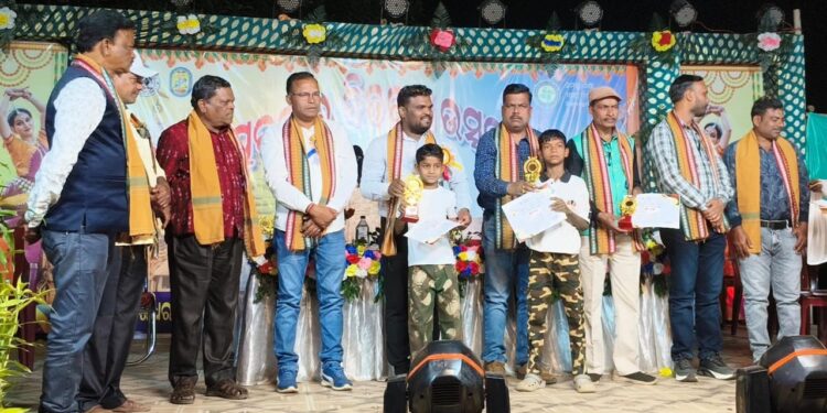 ଗିରିଧରପୁର ପ୍ରାଥମିକ ଓ ଆଞ୍ଚଳିକ ଉଚ୍ଚ ପ୍ରାଥମିକ ବିଦ୍ୟାଳୟରେ ଧୁମଧାମରେ ବାର୍ଷିକ ଉତ୍ସବ