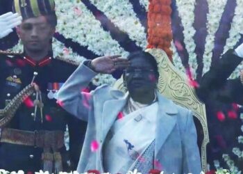 କର୍ତ୍ତବ୍ୟପଥରେ ଜାତୀୟ ପତାକା ଉତ୍ତୋଳନ କଲେ ରାଷ୍ଟ୍ରପତି ଦ୍ରୌପଦୀ ମୁର୍ମୁ