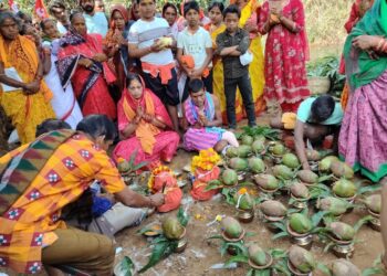 ସତ୍ୟଧର୍ମ ଓ ସଂସ୍କୃତିର ପୁନରୁଦ୍ଧାର ପାଇଁ ମା’ ଅସୁରକୁମାରୀ ପୀଠରେ ବିଶ୍ୱଶାନ୍ତି ଗୀତ ମହାଯଜ୍ଞ ଆରମ୍ଭ, କଳସ ଯାତ୍ରାରେ ୧୦୦ରୁ ଉର୍ଦ୍ଧ୍ୱ ଭକ୍ତ ସାମିଲ