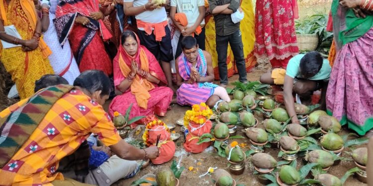 ସତ୍ୟଧର୍ମ ଓ ସଂସ୍କୃତିର ପୁନରୁଦ୍ଧାର ପାଇଁ ମା’ ଅସୁରକୁମାରୀ ପୀଠରେ ବିଶ୍ୱଶାନ୍ତି ଗୀତ ମହାଯଜ୍ଞ ଆରମ୍ଭ, କଳସ ଯାତ୍ରାରେ ୧୦୦ରୁ ଉର୍ଦ୍ଧ୍ୱ ଭକ୍ତ ସାମିଲ