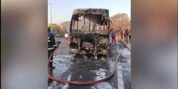 ମଝି ରାସ୍ତାରେ ଜଳିଗଲା ଆମ ବସ୍, ସର୍ଟିସର୍କିଟରୁ ଅଗ୍ନିକାଣ୍ଡ ଘଟିଥିବା ସୂଚନା