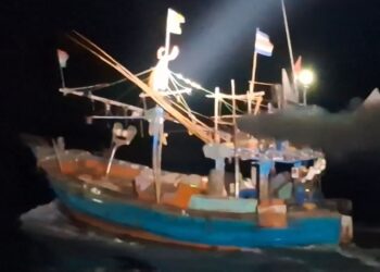 ଅଧରାତିରେ ପାକିସ୍ତାନୀ ଡଙ୍ଗାକୁ ଘେରିଲା ଭାରତ, ୯ ପାକିସ୍ତାନୀଙ୍କୁ କାବୁ କଲା ଭାରତୀୟ ତଟରକ୍ଷୀ ବାହିନୀ