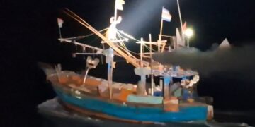 ଅଧରାତିରେ ପାକିସ୍ତାନୀ ଡଙ୍ଗାକୁ ଘେରିଲା ଭାରତ, ୯ ପାକିସ୍ତାନୀଙ୍କୁ କାବୁ କଲା ଭାରତୀୟ ତଟରକ୍ଷୀ ବାହିନୀ