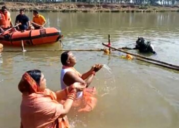 ବୈତରଣୀ ନଦୀ ଘାଟରେ ମକର ବୁଡ଼ ପକାଇଲେ ମୁଖ୍ୟମନ୍ତ୍ରୀ