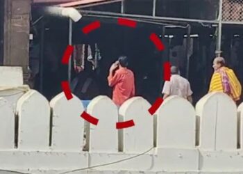 ପୁଣି ଶ୍ରୀମନ୍ଦିର ସୁରକ୍ଷାକୁ ନେଇ ଉଠିଲା ପ୍ରଶ୍ନ, ଆନନ୍ଦବଜାରରେ ଜଣେ ବ୍ୟକ୍ତି ଦୀର୍ଘ ସମୟ ଧରି ଗପିବାର ଭିଡିଓ ଭାଇରାଲ୍