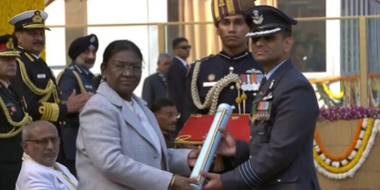 ମହାକାଶଚାରୀ ତଥା ବାୟୁସେନାର ଗ୍ରୁପ୍ କ୍ୟାପଟେନ୍ ଶୁଭାଂଶୁ ଶୁକ୍ଳାଙ୍କୁ ଅଶୋକ ଚକ୍ର ପ୍ରଦାନ