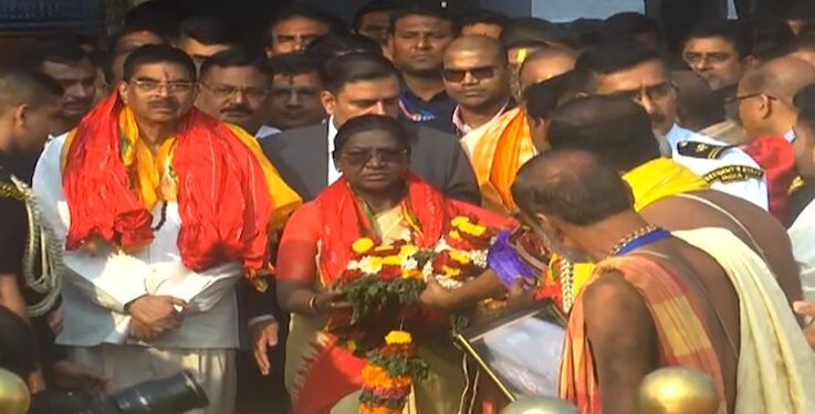 ପୁରୀରେ ରାଷ୍ଟ୍ରପତି, ଶ୍ବେତଗଙ୍ଗାରେ ପିଣ୍ଡଦାନ ପରେ ଚତୁର୍ଦ୍ଧା ମୂର୍ତ୍ତିଙ୍କୁ ଦର୍ଶନ କଲେ ଦ୍ରୌପଦୀ ମୁର୍ମୁ