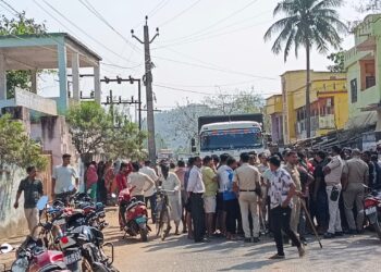 ହାଇୱା ଧକ୍କାରେ ମହିଳା ମୃତ୍ୟୁ , ସ୍ଥାନୀୟ ଅଞ୍ଚଳରେ ଚାପା ଉତ୍ତେଜନା ରାସ୍ତାରେ ଶବ ରଖି ରାସ୍ତା ରୋକ କଲେ ଗ୍ରାମବାସୀ