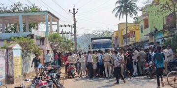 ହାଇୱା ଧକ୍କାରେ ମହିଳା ମୃତ୍ୟୁ , ସ୍ଥାନୀୟ ଅଞ୍ଚଳରେ ଚାପା ଉତ୍ତେଜନା ରାସ୍ତାରେ ଶବ ରଖି ରାସ୍ତା ରୋକ କଲେ ଗ୍ରାମବାସୀ