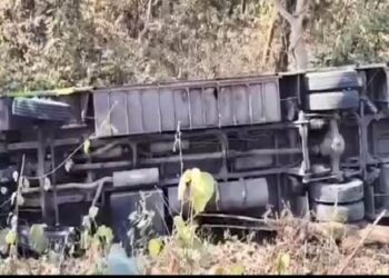 ଭାରସାମ୍ୟ ହରାଇ ୨୦ଫୁଟ ତଳକୁ ଖସିଲା ବସ, ୧୦ରୁ ଊର୍ଦ୍ଧ୍ବ ଯାତ୍ରୀ ଆହତ