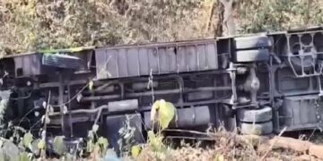 ଭାରସାମ୍ୟ ହରାଇ ୨୦ଫୁଟ ତଳକୁ ଖସିଲା ବସ, ୧୦ରୁ ଊର୍ଦ୍ଧ୍ବ ଯାତ୍ରୀ ଆହତ