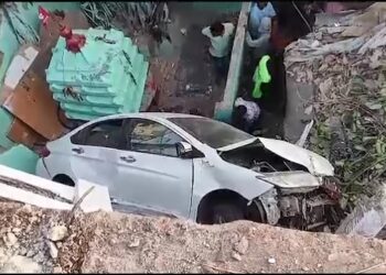 ବ୍ରିଜ୍ ଉପରୁ ଖସି ବସ୍ତି ଉପରେ ପଡିଲା କାର୍, ଅଳ୍ପେକେ ବଞ୍ଚିଗଲେ ଡ୍ରାଇଭର