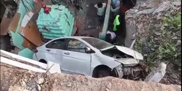 ବ୍ରିଜ୍ ଉପରୁ ଖସି ବସ୍ତି ଉପରେ ପଡିଲା କାର୍, ଅଳ୍ପେକେ ବଞ୍ଚିଗଲେ ଡ୍ରାଇଭର