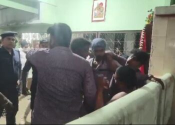 ମୋହନ-ନବୀନ ଗୀତକୁ ନେଇ ଗଣ୍ଡଗୋଳ, କଲେଜରେ ଦୁଇ ଗୋଷ୍ଠୀଙ୍କ ମଧ୍ୟରେ ମାରପିଟ୍