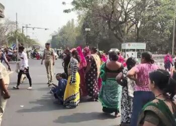 ହତ୍ୟାକାରୀଙ୍କ ଗିରଫ ଦାବିରେ ରାଜରାସ୍ତାକୁ ଓହ୍ଲାଇଲେ କିନ୍ନର ସଂଗଠନ,ଏୟାରପୋର୍ଟ ଏଜି ଛକରେ ରାସ୍ତାରୋକ