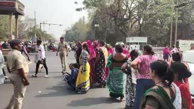 ହତ୍ୟାକାରୀଙ୍କ ଗିରଫ ଦାବିରେ ରାଜରାସ୍ତାକୁ ଓହ୍ଲାଇଲେ କିନ୍ନର ସଂଗଠନ,ଏୟାରପୋର୍ଟ ଏଜି ଛକରେ ରାସ୍ତାରୋକ