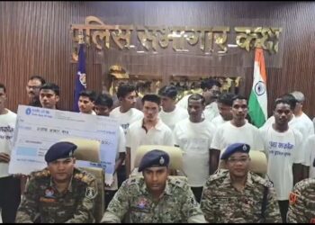 ୨୨ ହାର୍ଡକୋର ମାଓବାଦୀଙ୍କ ଆତ୍ମସମର୍ପଣ, ଛତିଶଗଡ଼ ସୁକମା ଏସପିଙ୍କ ନିକଟରେ ଆତ୍ମସମର୍ପଣ