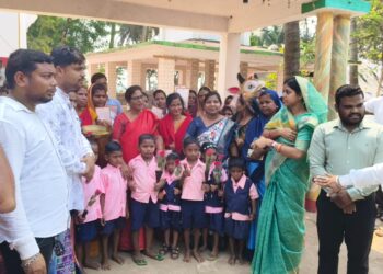 ଗ୍ରାମେ ଗ୍ରାମେ ପ୍ରବେଶ ଉତ୍ସବର ଉତ୍ସାହ – ଶିଶୁ ବାଟିକା ପାଇଁ ଘରେ ଘରେ ନିମନ୍ତ୍ରଣ, ଶିକ୍ଷା ପାଇଁ ଦ୍ୱାର ଦ୍ୱାର ବୁଲି ଅଭିଭାବକ ଓ ଶିଶୁଙ୍କୁ ନିମନ୍ତ୍ରଣ ଜଣାଇଲେ ବାଚସ୍ପତି