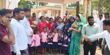 ଗ୍ରାମେ ଗ୍ରାମେ ପ୍ରବେଶ ଉତ୍ସବର ଉତ୍ସାହ – ଶିଶୁ ବାଟିକା ପାଇଁ ଘରେ ଘରେ ନିମନ୍ତ୍ରଣ, ଶିକ୍ଷା ପାଇଁ ଦ୍ୱାର ଦ୍ୱାର ବୁଲି ଅଭିଭାବକ ଓ ଶିଶୁଙ୍କୁ ନିମନ୍ତ୍ରଣ ଜଣାଇଲେ ବାଚସ୍ପତି