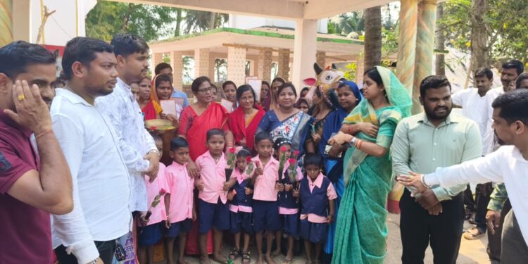 ଗ୍ରାମେ ଗ୍ରାମେ ପ୍ରବେଶ ଉତ୍ସବର ଉତ୍ସାହ – ଶିଶୁ ବାଟିକା ପାଇଁ ଘରେ ଘରେ ନିମନ୍ତ୍ରଣ, ଶିକ୍ଷା ପାଇଁ ଦ୍ୱାର ଦ୍ୱାର ବୁଲି ଅଭିଭାବକ ଓ ଶିଶୁଙ୍କୁ ନିମନ୍ତ୍ରଣ ଜଣାଇଲେ ବାଚସ୍ପତି