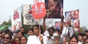 ରାଜରାସ୍ତାରେ ବିଜେଡିର ପ୍ରତିବାଦ, ରନ୍ଧନ ଗ୍ୟାସ ଦର ବୃଦ୍ଧି ପ୍ରତିବାଦରେ ଆନ୍ଦୋଳନ