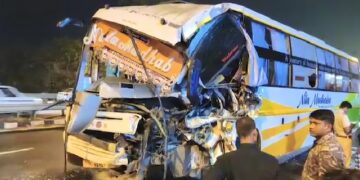 ହାଇୱା ଟ୍ରକକୁ ପଛ ପଟୁ ଧକ୍କା ଦେଲା ଯାତ୍ରୀବାହୀ ବସ୍, ୩ ଆହତ