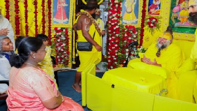 ପ୍ରେମାନନ୍ଦ ମହାରାଜ ଜୀଙ୍କୁ ଭେଟିଲେ ଦ୍ରୌପଦୀ ମୁର୍ମୁ, ଆଧ୍ୟାତ୍ମକ ଆଲୋଚନା ସହ ଜଣାଇଲେ ଜନ୍ମଦିନର ଶୁଭେଚ୍ଛା