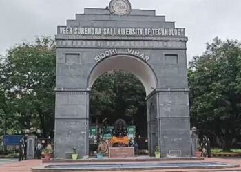 ଜୋତା-ସାର୍ଟକୁ ନେଇ ଭିସୁଟ ପ୍ରଥମ ବର୍ଷର ଦୁଇ ଛାତ୍ରଙ୍କୁ ରାଗିଂ, ଆର୍ଥିକ ଦଣ୍ଡ ଦେବାକୁ ନିଷ୍ପତ୍ତି