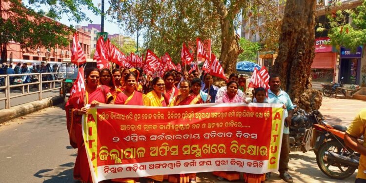 ୧୨ ଦଫା ଦାବି ନେଇ ପୁରୀ ଜିଲ୍ଲାପାଳଙ୍କୁ ଘେରିଲେ ନିଖିଳ ଓଡ଼ିଶା ଅଙ୍ଗନୱାଡ଼ି କର୍ମୀ ସଂଘ