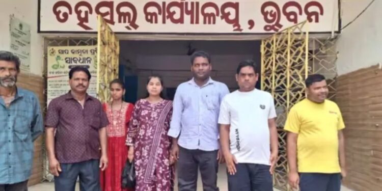 ଅଗ୍ନିକାଣ୍ଡରେ ସର୍ବସ୍ବାନ୍ତ ଦିବ୍ୟାଙ୍ଗ। ତହସିଲଦାରଙ୍କ ଦ୍ବାରସ୍ଥ । ୧୮ଦିନପରେ ବି ସହାୟତା ଶୂନ!