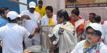 ପତଞ୍ଜଳି ପକ୍ଷରୁ ଜଳଛତ୍ର ଓ ଦହି ବଣ୍ଟନ