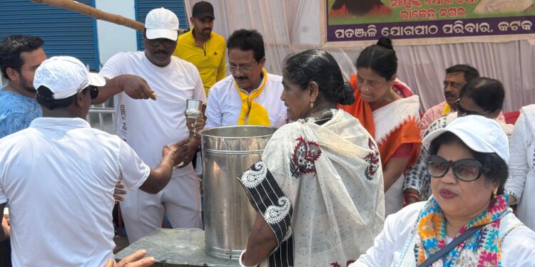 ପତଞ୍ଜଳି ପକ୍ଷରୁ ଜଳଛତ୍ର ଓ ଦହି ବଣ୍ଟନ